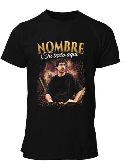 Camiseta Hombre estándar 185 gsm. «Nombre con rosas y alas»
