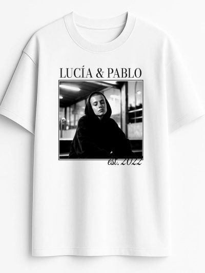 Camiseta Hombre oversize 240 gsm. Made in Portugal «Foto en blanco y negro y texto»