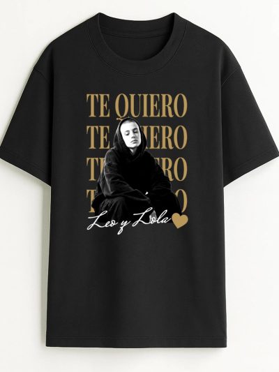 Camiseta Hombre oversize 240 gsm. Made in Portugal «Texto repetido gold con foto»